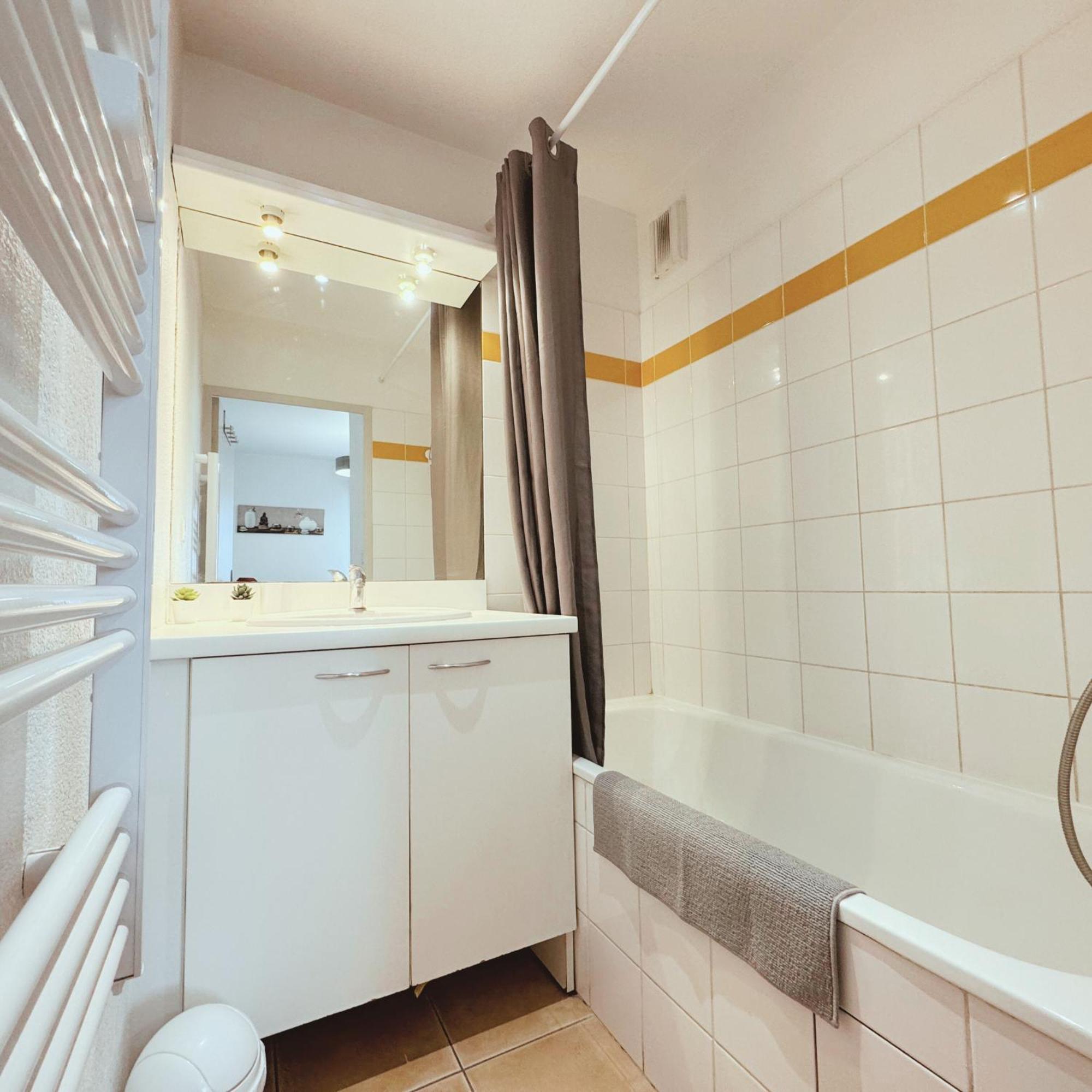 Apartment Prive Avec Parking Wifi Clim Piscine *